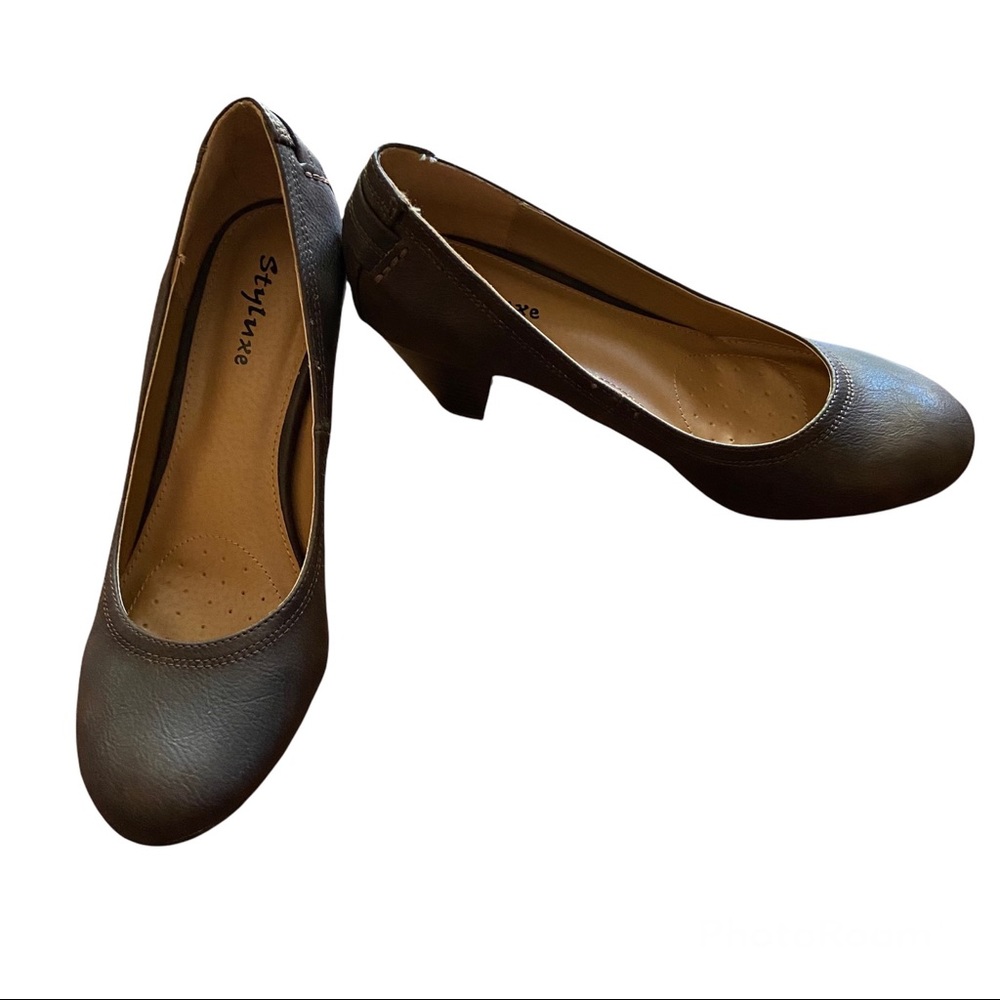 Styluxe Brown Almond-Toe Pumps Size 9